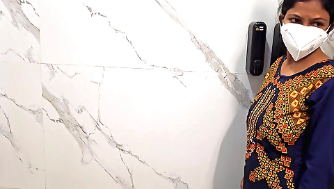 Amateur brunette bathroom sex video in the bathroom