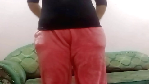 Busty chick masturbates herself in amateur solo video