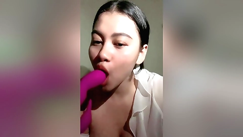 Amateur brunette is masturbating on her bedroom chair