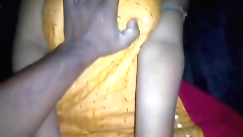 Indian milf showing her big boobs in amateur video