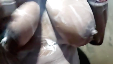 Indian babe is showing off her natural body and is getting ready