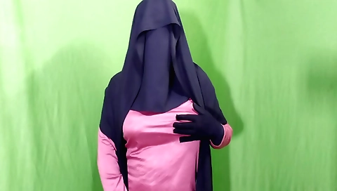 Indian housewife shows her naked body in homemade solo vid