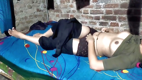 amateur solo female video with a hot milf getting fingered