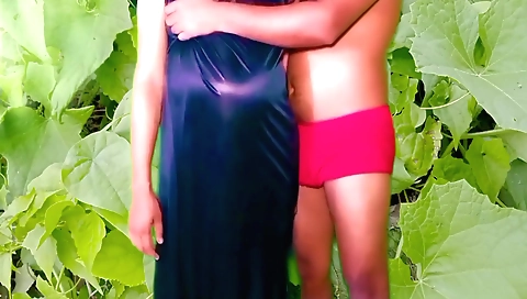 Amateur indian porn video with a sexy indian aunty