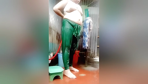 Boudi stretched her legs on the camera and bathed in water