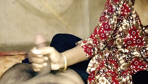 Handjob of indian teens in the bed in amateur video