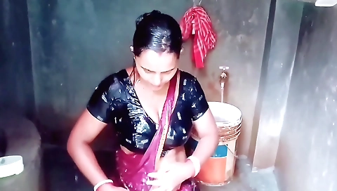 Indian brunette naked solo video with her tits in the bath