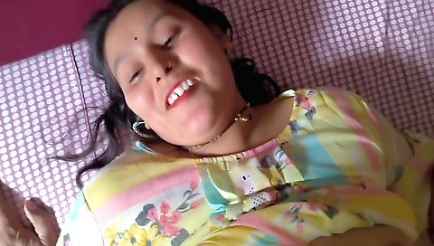 Indian amateur brunette in her home gets a creampie