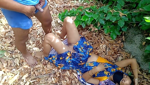 Indian brunette babe fucked outdoors in the forest