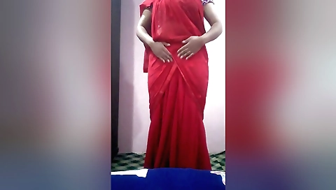 Indian beauty masturbates and fucks herself in the camera
