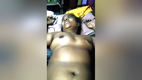 Mature indian aunty gets fingered and she's getting wet