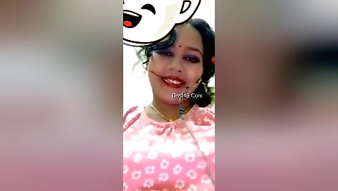 Boudi shows off her huge natural boobs in webcam clip