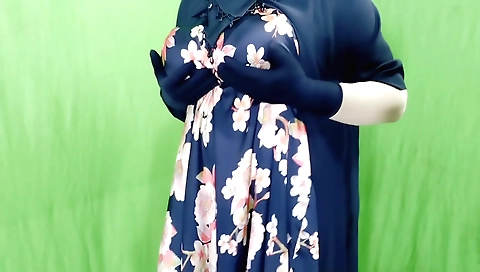 Indian housewife in the village has sex in the room