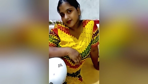 Indian shopping girl with a sexy body is getting naked
