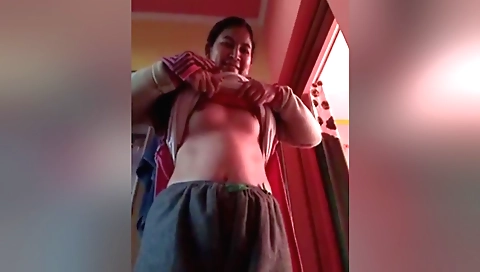 Bhabhi shows off her hot body in a solo webcam video