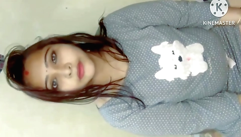 Amateur brunette porn video with a gorgeous brunette