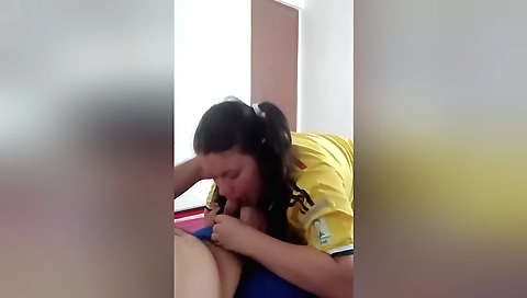 Hot amateur brunette stepsister gets her stepmom's mouth to fuck