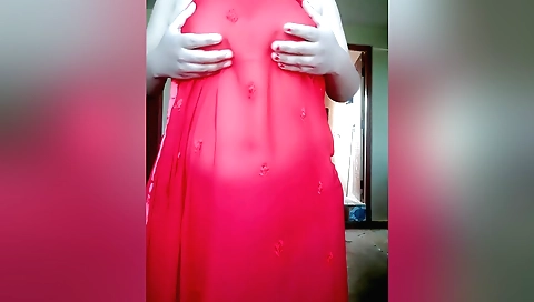 Hot amateur hot chick gets her pussy wet on webcam