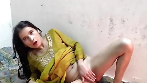 Sexy teen with a lovely body shows her sexy body to see