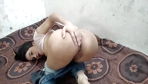 Indian beauty in a hot solo video showing her body