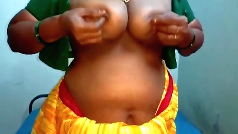 Indian babe uses toy to masturbate herself on webcam