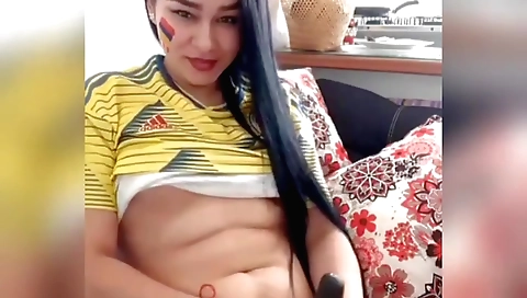 Solo woman masturbates in bed in her amateur web cam video