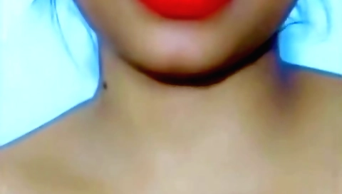 Amateur brunette chick plays with her hairy pussy cam