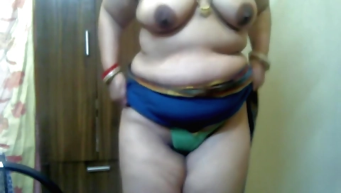 Indian big tits chick getting a blowjob in the browser vid