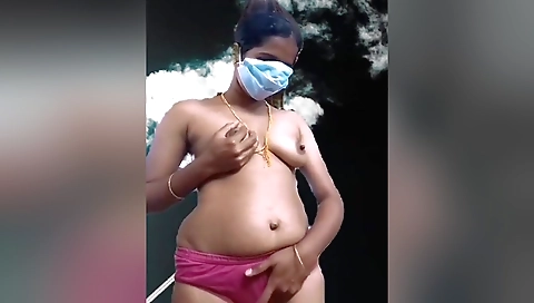 Brunette amateur video filmed in the outdoor scene