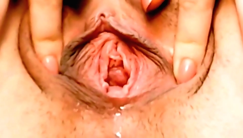 Indian blonde makes herself hot in amateur solo video