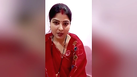 Indian solo girl gets naked on the bed and enjoys sex