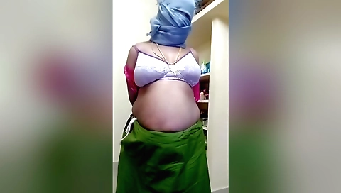 Busty indian babe showing her nice big boobs on webcams