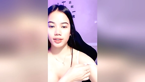 Solo girl masturbates with her vibrator in the bathroom