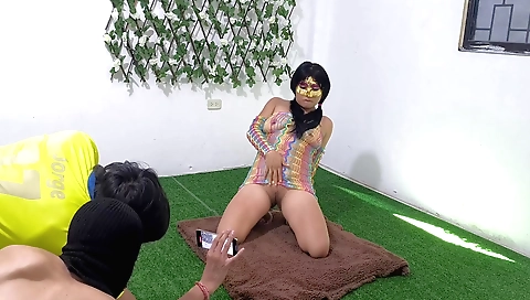 Indian video girl shows off her ass in a threesome