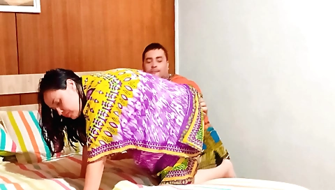 Indian girl has sex with her boyfriend on a clean room