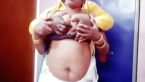 Indian girlfriend handjobs in amateur webcam video