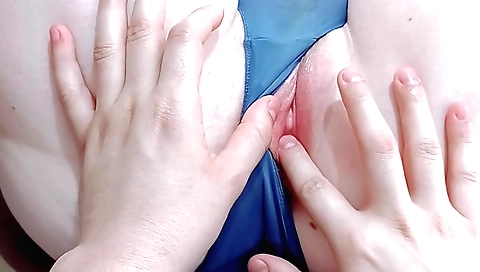 18-year-old girl shows off her tight pussy in amateur porn video